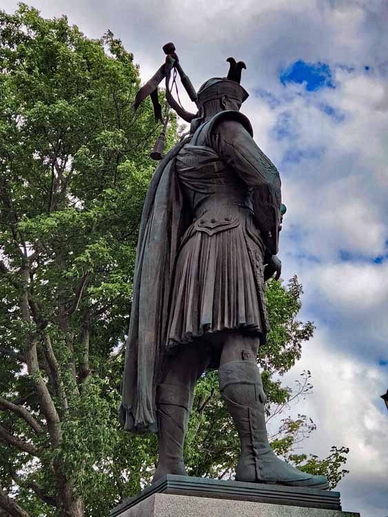 statue bagpiper